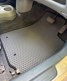 Ворсовые коврики на Toyota Vitz I 1998 - 2005 в Шахтах Ворсовые коврики на Toyota Vitz I 1998 - 2005 в Шахтах